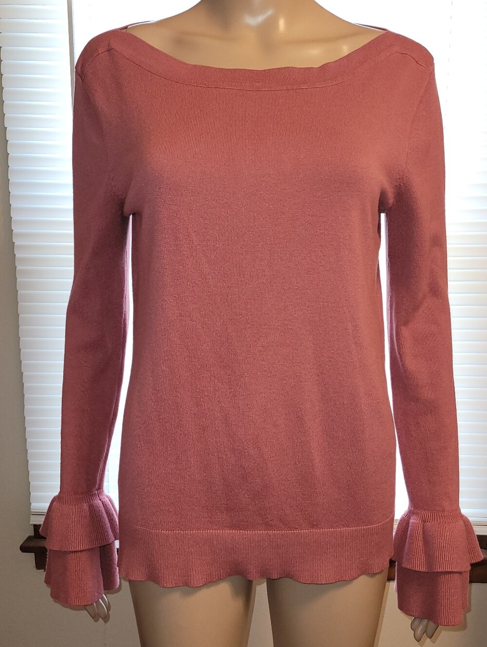 Cable & Gauge Dusty Rose Off-Shoulder Ruffle Cuff Sweater. Size Small/petite.